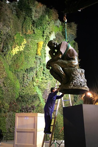 Un pensador (el de Rodin) en plena calle, por J.C.Deus