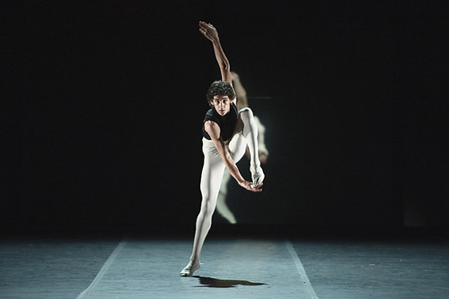 Panegírico de Víctor Ullate con Josué al fondo, por J.C.Deus